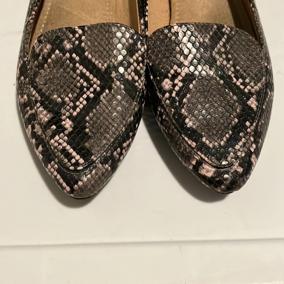 Old Navy Women’s Size 8 Snake Print Pointy Toe Loafer - Picture 3 of 3